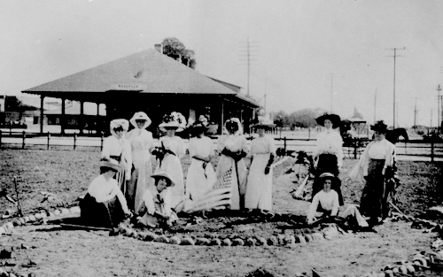 Women Improvement club in Roseville standing around a circle with hats on